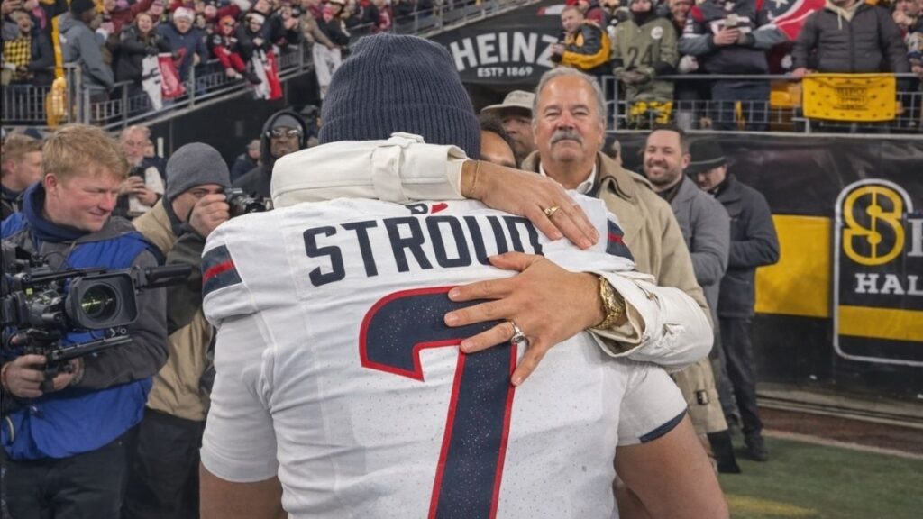 aaron rodgers picking himself off the turf