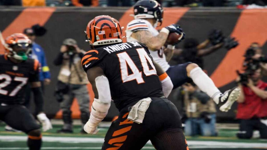 bengals linebacker in action against bears