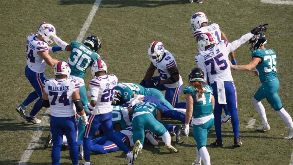 fumble on the kick return. jags ball.