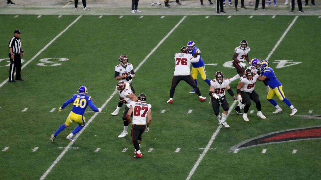 los angeles rams prepare for a frozen - football action on the sidelines