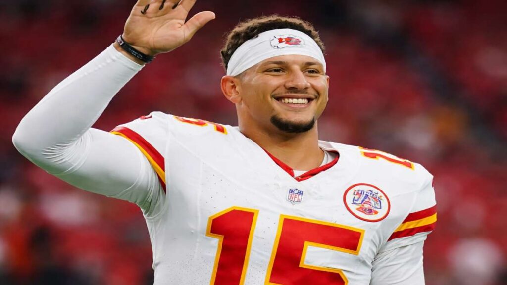 patrick mahomes waving during the game
